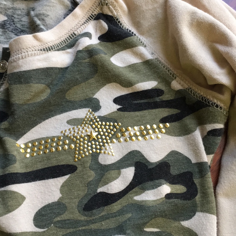Ladies cammo print henley jersey